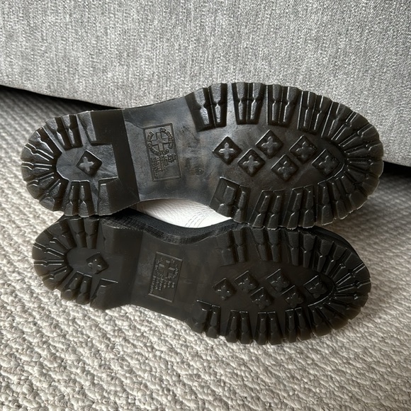 NEW DR MARTENS DEVON HEART LEATHER PLATFORM BOOTS - Picture 11 of 12